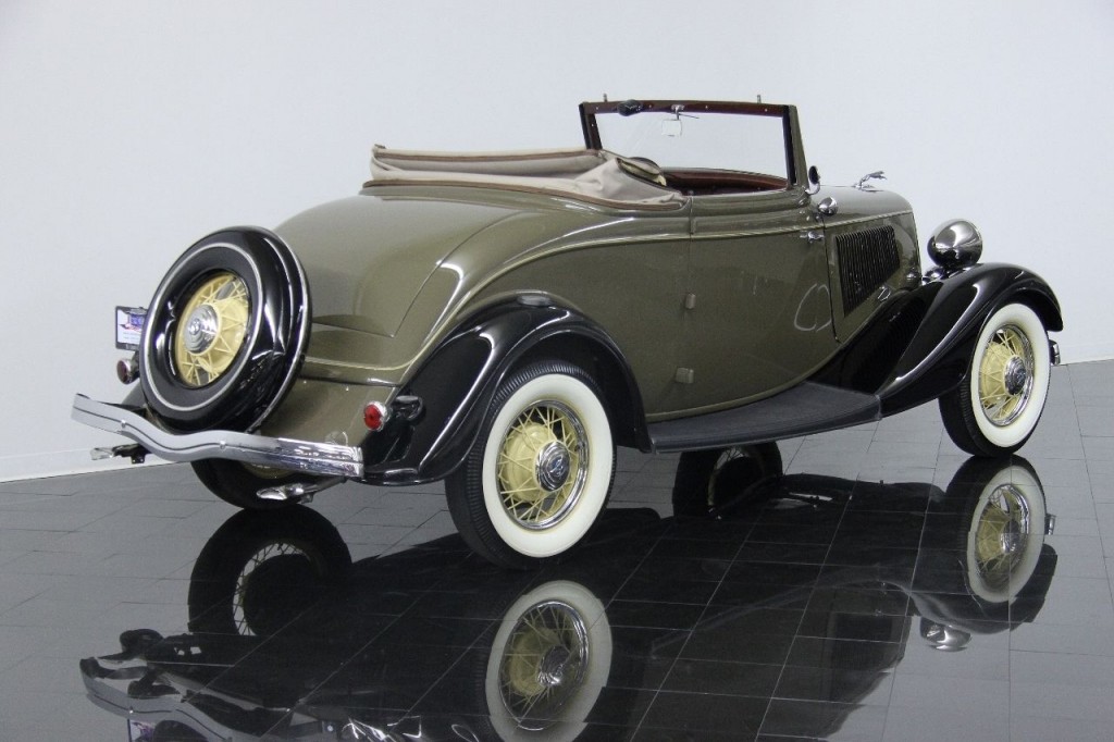 1933 Ford Model 40 Deluxe Cabriolet