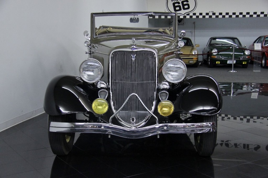 1933 Ford Model 40 Deluxe Cabriolet