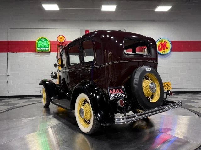 1932 Ford Model 18 Tudor