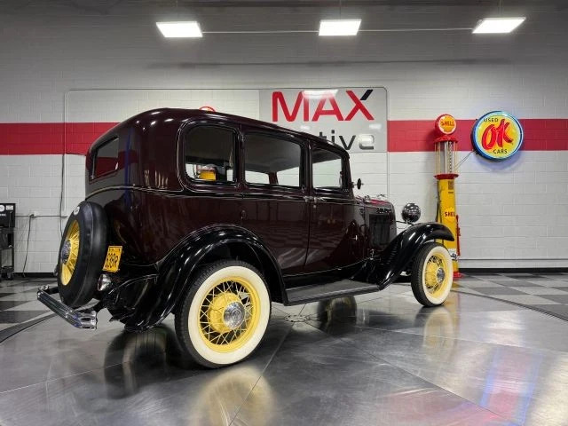 1932 Ford Model 18 Tudor