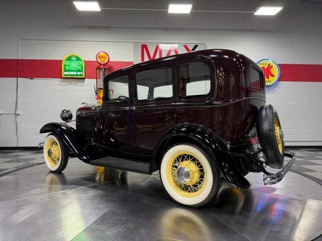 1932 Ford Model 18 Tudor