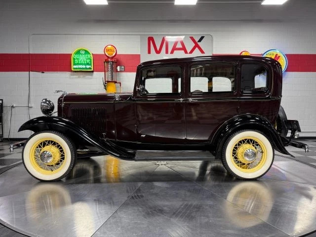 1932 Ford Model 18 Tudor